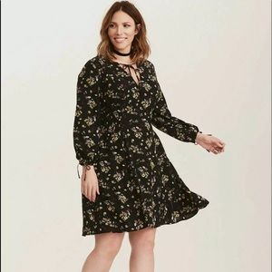 Torrid Blk Floral Daisy Tie Challis Smocked Dress